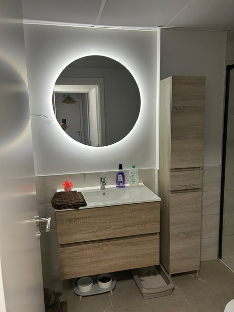 Espejo LED redondo 70cm instalado en baño real con luz cálida