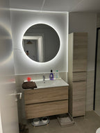 Espejo LED redondo 70cm instalado en baño real con luz cálida
